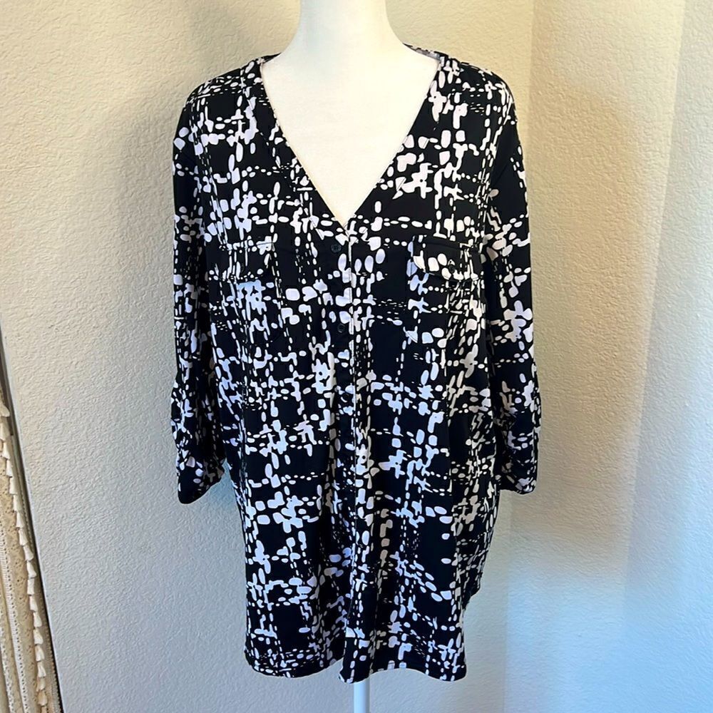 Women's George 3/4 Sleeve Black & White Abstract Patterned V-Neck Blouse - 2X